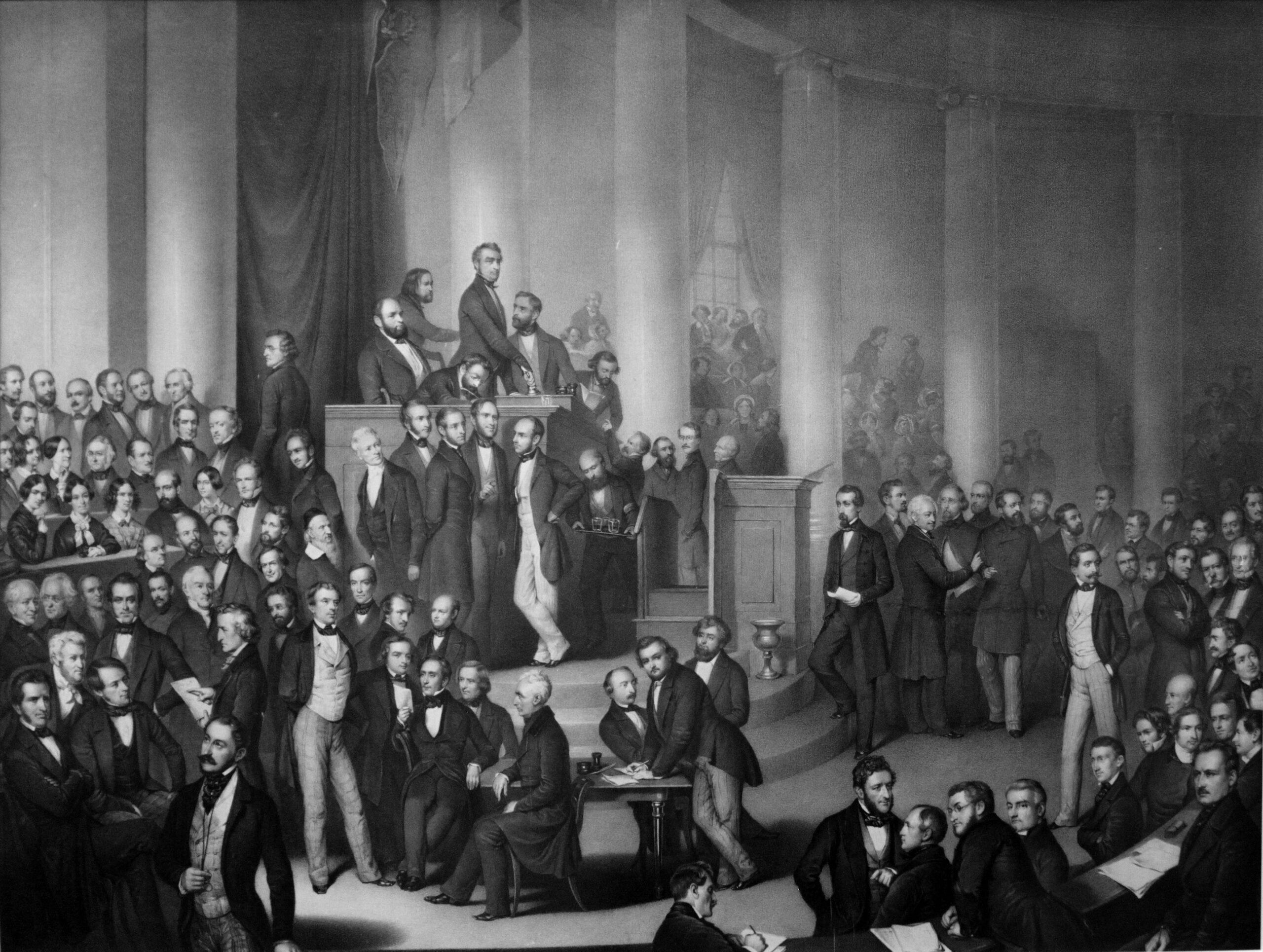 Schwarz-Weiß Zeichnung der Abgeordneten der Nationalversammlung in der Frankfurter Paulskirche. Die Zeichnung stammt von Gerhard Delius. Zu sehen sind hunderte Männer in schwarzen Anzügen in der Paulskirche. Mittig ist ein Podest auf dem einige Männer erhöht stehen.