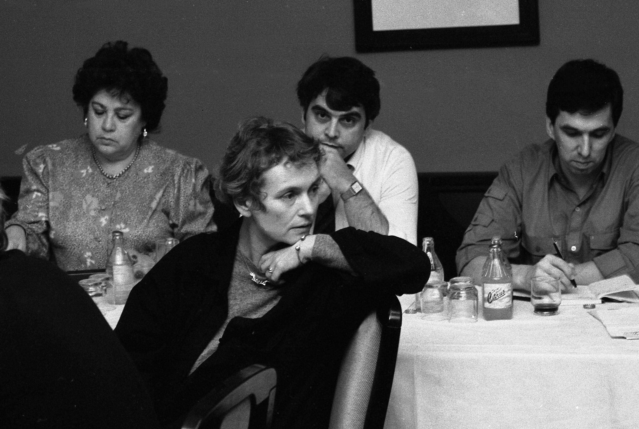 Künstler aus Ost und West treffen sich auf Einladung des Zentralrates der FDJ im Herbst 1989 zu einem Meinungsaustausch über die aktuelle Situation im Herbst 1989 in der DDR, hier Bärbel Bohley, Mitbegründerin Neues Forum (Mitte), hinten Hartmut König (Mitte)und die Schriftstellerin Gisela Steineckert (l).